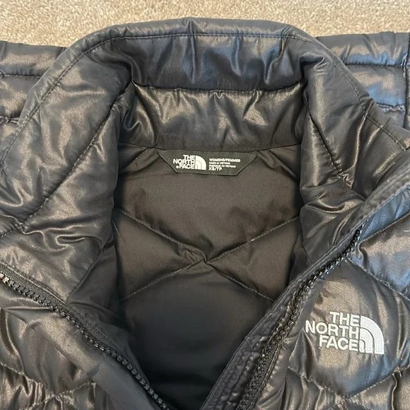 The North Face Women's Black Puffer Jacket - Picture 3 of 3